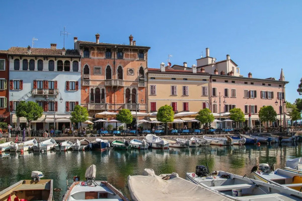Continuam in Desenzano del Garda - cel mai mare oras de pe malul sudic al lacului Garda.