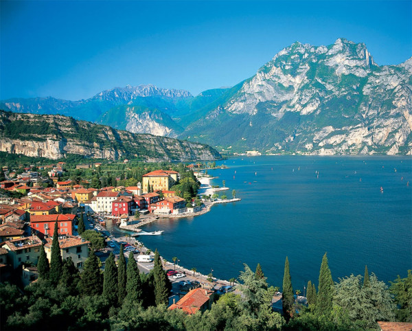Veti observa Lacul Garda - cel mai mare lac al Italiei, este de origine glaciara, apele de