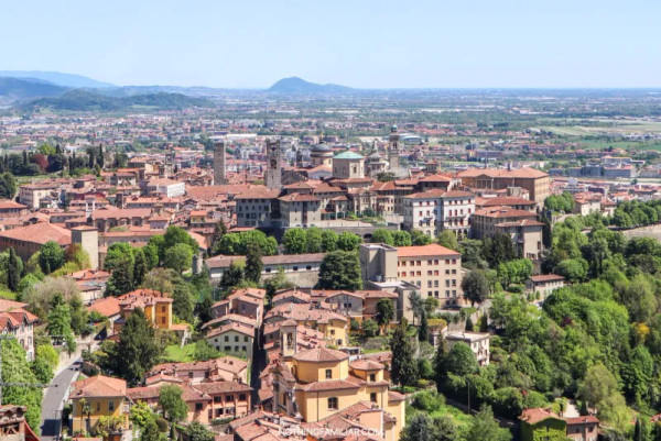 Excursia continua spre Bergamo - un oras invaluit de un aer romantic si cochet.
