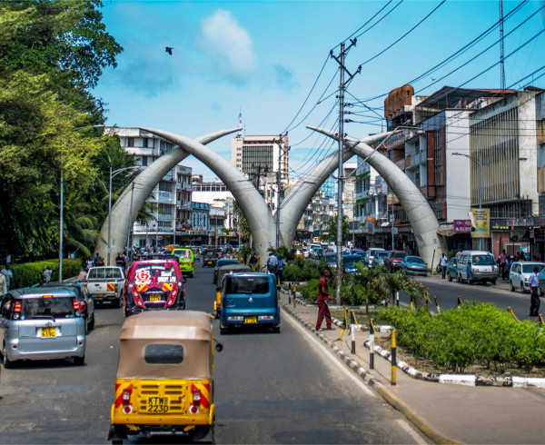 Mombasa este un creuzet al limbilor si culturilor din toate partile Oceanului Indian, fiind totodata portul cel mai mare si mai cosmopolit al Africii de Est
