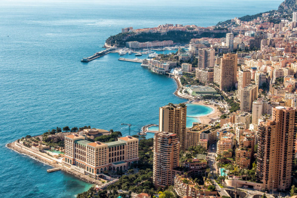 Desi foarte mic, Principatul Monaco este foarte plin de viata, iar majoritatea locuitorilor sai provin din alte tari, atrasi aici de soare, de stilul de viata la moda, dar, mai presus de toate, de veniturile care nu sunt supuse impozitarii.