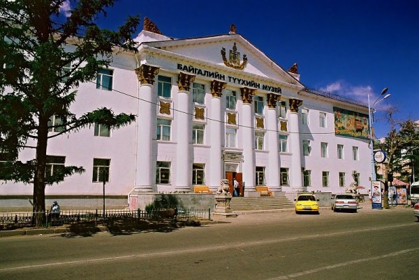 Capitala Ulaanbataatar, intr-un tur de oras ce cuprinde printre altele Muzeul National de Istorie