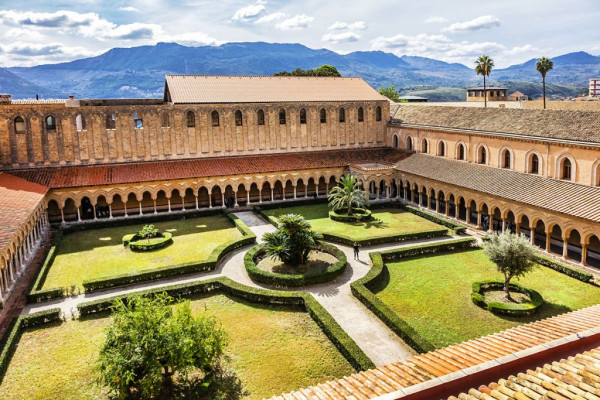 Plecam spre Monreale–situat la doar 8 km de Palermo, cu o priveliste deosebita asupra capitalei siciliene si a vaii Conca D’Oro.