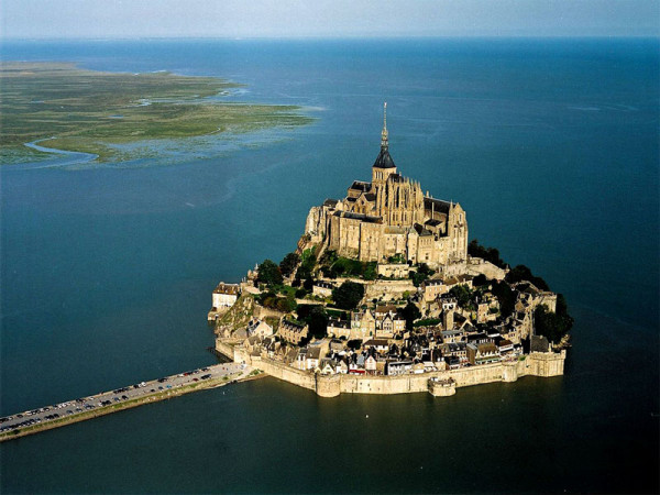 Plecam spre Normandia unde vom vizita abatia Mont St. Michel–supranumita si Minunea Vestului. Este a doua mare atractie a Frantei dupa Turnul Eiffel.