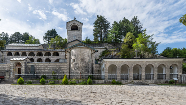 Admiram in turul pietonal cu ghidul local vechea Manastire, resedinta prezidentiala, muzee si galerii.