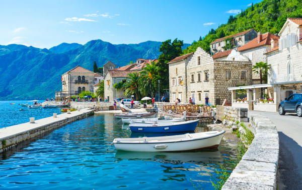 Vom calatori de-a lungul golfului trecand prin Risan si pitorescul Perast–casa multor capitani si navigatori de seama.