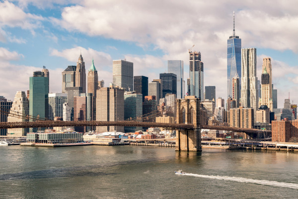 Brooklyn Bridge - dupa ce s-a construit podul cu schelet de otel a fost cel mai lung din lume, astazi oferind o imagine impresionanta de ansamblu asupra orasului.