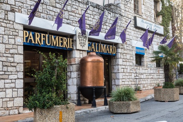 Vom vizita aici Parfumeria Galimard unde vom avea parte de un tur ghidat al fabricii si al muzeului cu ghid local.
