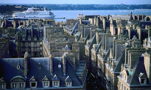 Poposim pentru inceput in Saint Malo – un foarte frumos oras fortificat, meticulos restaurat