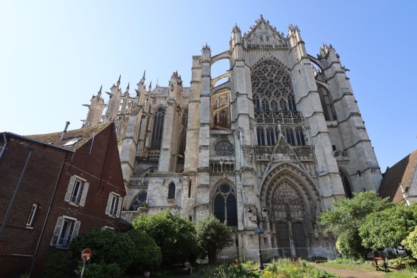 Continuam apoi cu Beauvais care este cunoscut in principal pentru Catedrala Saint-Pierre, o minune a arhitecturii gotice cu o istorie dramatica.