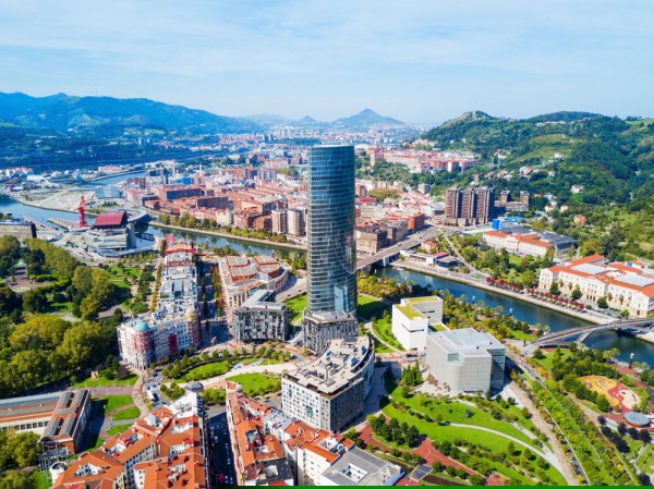 avem parte de un tur de oras Bilbao cu ghid local