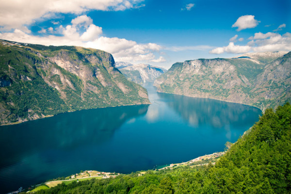 ne vom imbarca pentru o superba croaziera de aprox. 2 ore pe cele mai frumoase fiorduri din Norvegia: Nærøyfjord, Aurlandsfjord si Sognefjord.