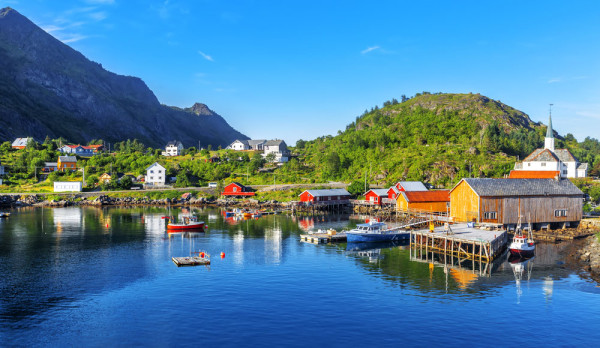 spre Moskenes, pe cea mai sudica  insula  a arhipelagului Insulelor Lofoten ce se intinde pe aprox. 150 km si are o diversitate de peisaj de o frumusete ametitoare.