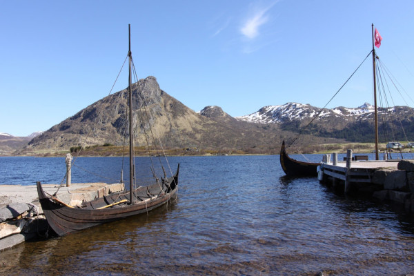 Lofoten au si o stransa conexiune cu epoca Vikinga, reflectata in Muzeul Viking Lofotr unde este reconstruita cea mai mare constructie vikinga din lume