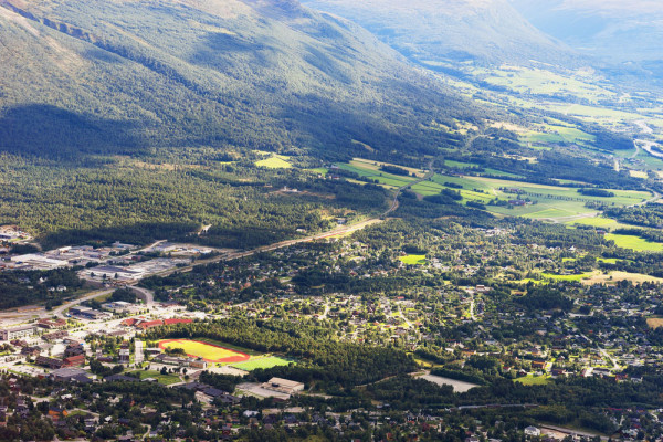 unde converg principalele parcuri nationale ale tarii, spre Dombas iar de aici prin peisajele alpine ale parcului Dovrefjell-Sunndalsfjella ajungem la Oppdal.