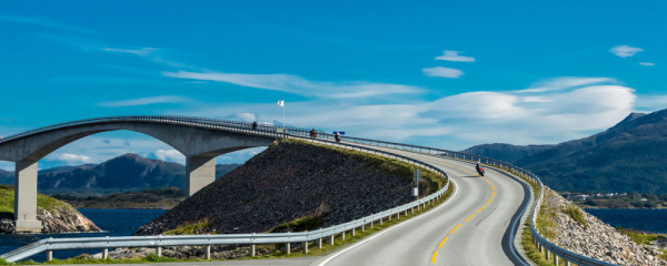 Atlantic Road este una dintre cele mai cunoscute rute turistice din Norvegia, serpuind de-a lungul coastei Oceanului Atlantic, de la insula la insula, pe o lungime de 8 km.