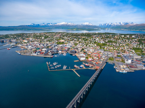 Astazi ne deplasam spre Tromso, traversand Finnmark cea mai putina populata regiune a Norvegiei. Tromsø este cel mai mare oras situat la nord de Cercul Polar, oras cu o bogata viata culturala si o istorie pasionanata, punct de plecare al expeditiilor