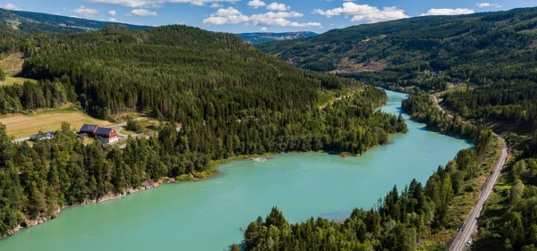 continuam pe valea Gudbrandsdalen, unde converg principalele parcuri nationale ale tarii, spre Dombas aflat in zona parcului Dovrefjell-Sunndalsfjella.