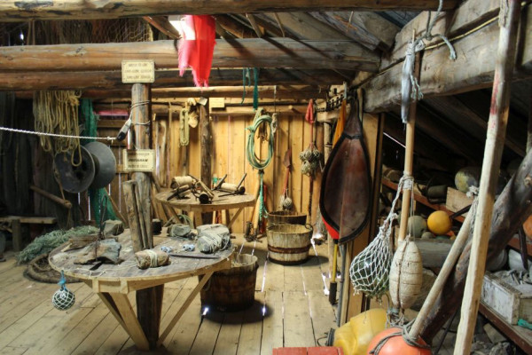 Pescuitul a fost si ramane unul din motivele pentru care oamenii locuiesc aici, puteti vizita pitorescul Norwegian Fishing Village Museum, unde puteti experimenta viata cotidiana din pescariile din Lofoten din ultimii 250 de ani.