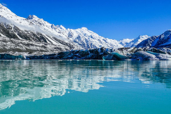 Aici, va propunem, optional o excursie pe care nu trebuie sa o ratati: Glacier Explorers–Glacier Boat Cruise