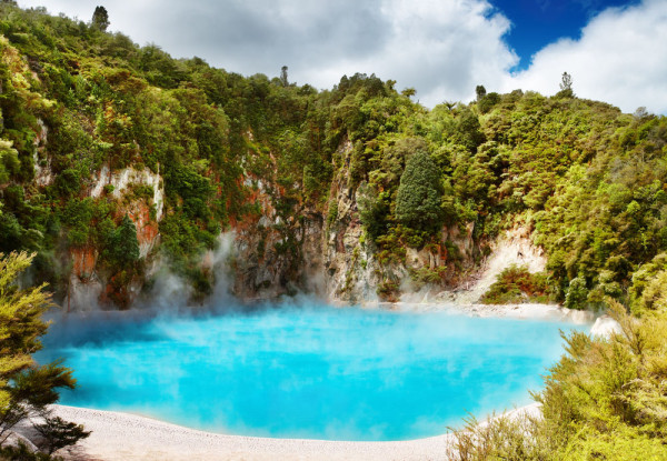 Ajungem in Rotorua, destinatie turistica renumita pentru izvoarelor sale termale, a gheizerilor si a piscinelor de noroi dar si a culturii Maori.