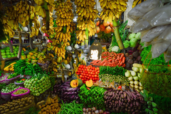 Pentru a înțelege comunitatea locală din această parte a lumii Umblați prin piețele de fructe și legume si tocmiti-va la cumparaturile din piața de noapte.