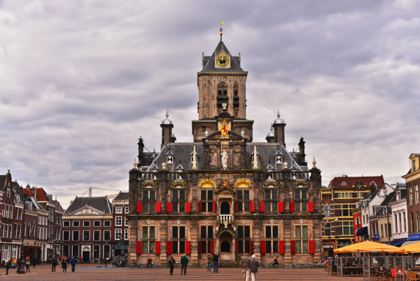 Timp liber la dispozitie sau optional, excursie de 1 zi la Delft, Rotterdam si Haga. Prima oprire o vom face in Delft, oras renumit pentru ceramica albastra care ii si poarta numele.