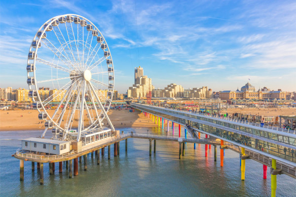 Continuam vizita catre Scheveningen–o plaja de nisip fin la Marea Nordului. Va puteti plimba pe promenada de pe malul marii si veti observa impresionantul Kurhaus