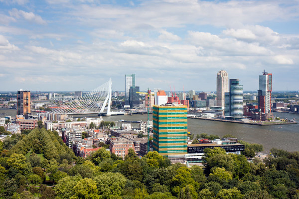 Rotterdam este cel mai important oras comercial al Olandei si in acelasi timp cel mai mare port al Europei.