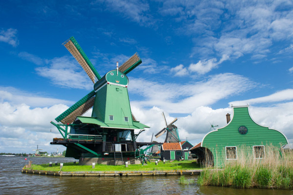 Zaans Schans este un sat idilic, amplasat pe malul raului Zaans, un adevarat muzeu in aer liber unde veti putea vedea cum se desfasura viata de zi cu zi inainte de Revolutia Industriala si veti putea admira in voie renumitele mori de vant din Olanda.