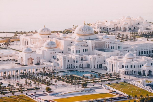 Veti vizita apoi Qasr Al Watan, un palat prezidential functional din Abu Dhabi si un reper cultural maiestuos