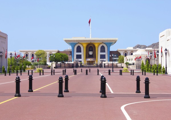 Ultima oprire va fi in orasul vechi Muscat, unde veti admira Palatul Al Alam, Palatul oficial al Majestatii Sale