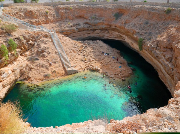 vizitati Bimmah Sinkhole - un crater uimitor care adaposteste o apa limpede turcoaz