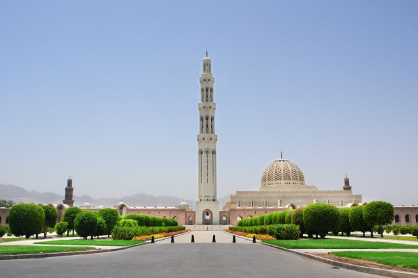 Prima oprire va fi la Marea Moschee, situata in inima capitalei Muscat