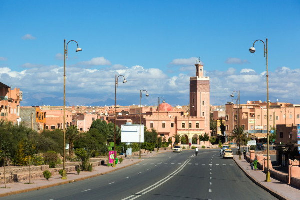 Ajungem in Ouarzazate, sau „usa desertului”, un fost punct de trecere pentru comerciantii africani care doreau sa ajunga la orasele nordice din Maroc si Europa, care a evoluat intr-un modern oras garnizoana, in 1920.