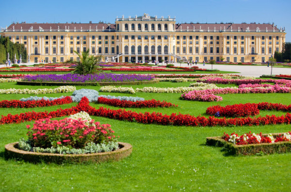 Dupa amiaza, va propunem o vizita la Palatul Schonbrunn.