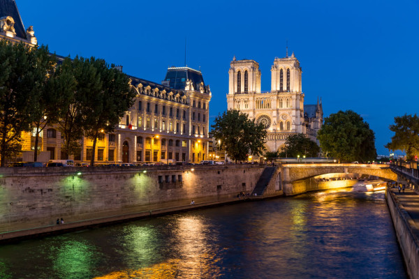 Tur de oras panoramic Paris by night: Montmartre, Bazilica Sacre Coeur, Place de la Republique, Opera, Muzeul Louvre, Catedrala Notre-Dame,