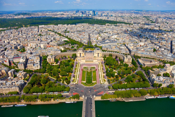 De pe ambarcatiunea cu vedere panoramica puteti admira: Turnul Eiffel, Trocadero, Muzeul de Arte Moderne, Place de la Concorde, Grand Palais, Assemblee Nationale..