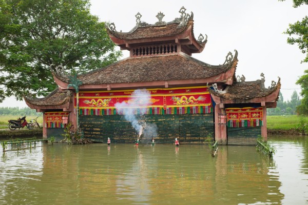 Incheiem ziua cu vizionarea unui spectacol traditional de teatru de papusi pe apa, o forma de arta vietnameza veche de mii de ani.