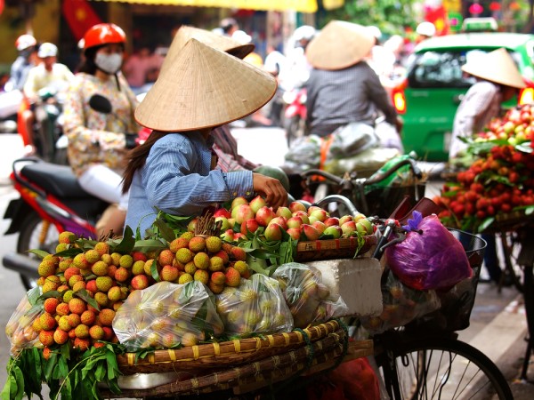 Hanoi are multe traditii legate de mancare si se crede ca majoritatea felurilor de mancare faimoase din Vietnam, ca și phở, chả cá, bánh cuốn și cốm isi au originea aici.