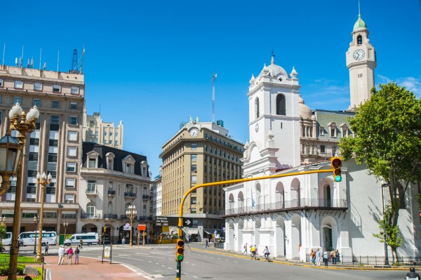 In centrul Monserratului gasim Plaza de Mayo–centrul politic al tarii, reprezentand un important punct de atractie pentru vizitatori. In Plaza de Mayo se afla cladirea Guvernului