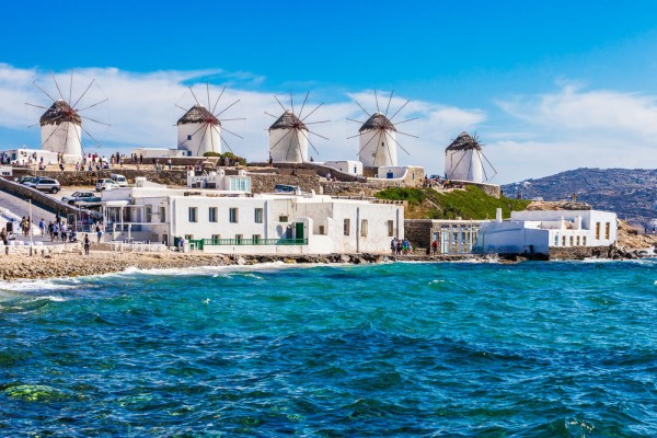 Supranumita si “Insula Vantului”–Mykonos, face parte din grupul insulelor Ciclade fiind situata in mijlocul marii Egee.
