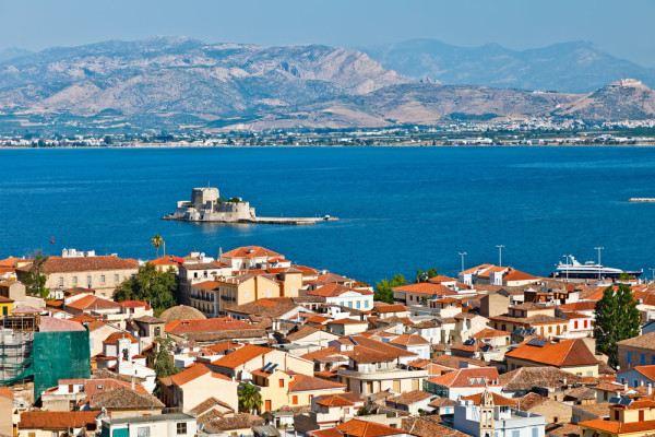 Se viziteaza Nafplio – cel mai incantator oras din intregul Peloponez , farmecul sau irezistibil datorandu-se atat arhitecturii medievale din orasul vechi care dateaza din timpul ocupatiei venetiene