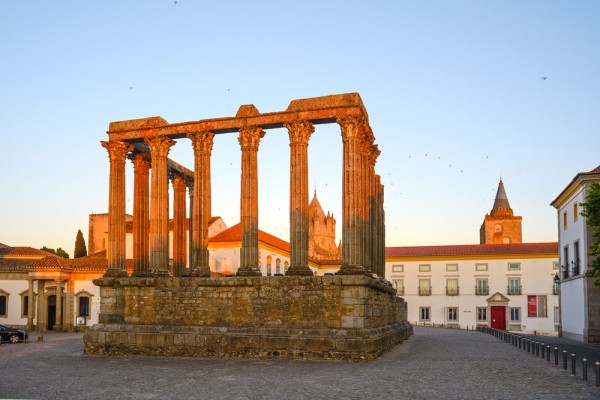 Dupa amiaza plecam spre Evora, un oras magnific asezat la poalele muntelui cu acelasi nume si care gratie frumusetii sale unice, a fost inclus in Patrimoniul Mondial al UNESCO.