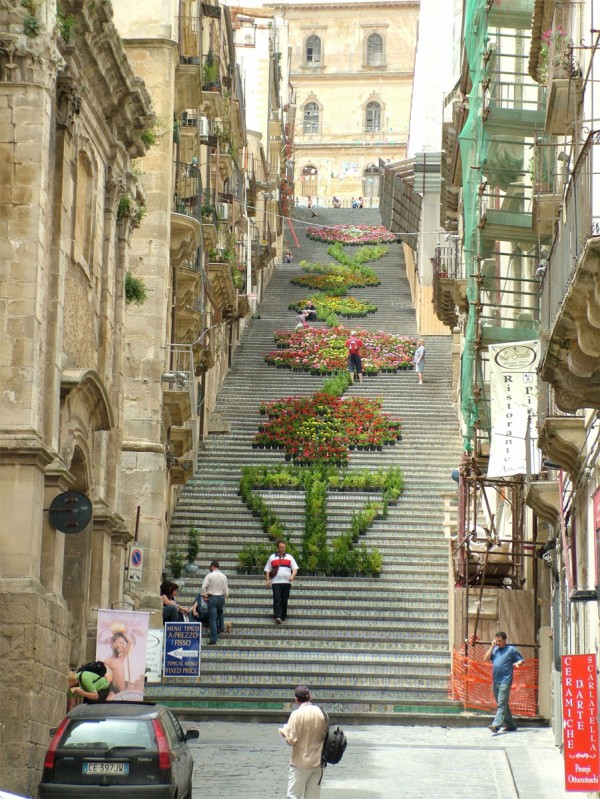 Putem admira aici impunatoarea scara Santa Maria del Monte, construita la 1608 în partea veche a orasului si superba biserica in stil baroc San Francesco di Paola