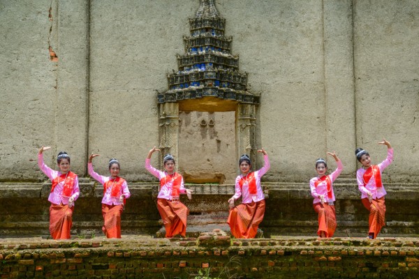 avem parte de un spectacol de dans Mon, o experienta culturala dedicata acestui grup indigen