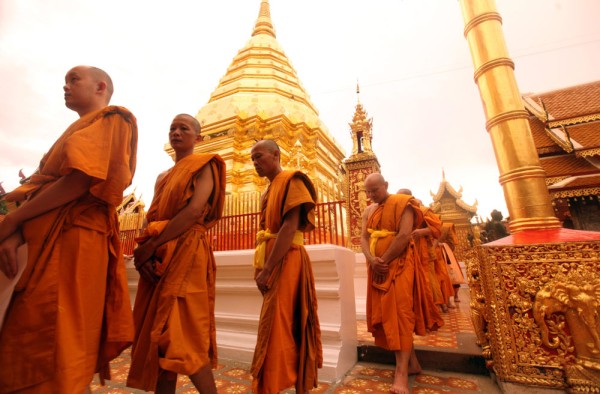 apoi plecam pe un drum serpuit ce ne poarta catre Wat Doi Suthep, asezat magnific pe un munte impadurit cu privelisti panoramice asupra orasului
