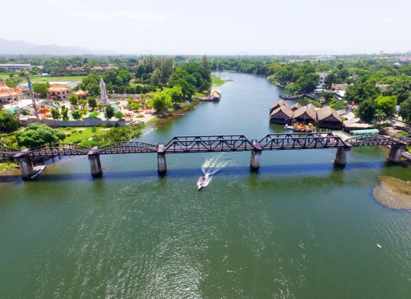 Vizita la Centrul Feroviar Thailanda-Birmania urmata de oprire la Podul peste raul Kwai.