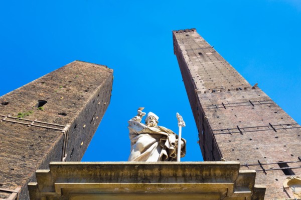 incheind cu cele doua turnuri inclinate Garisenda si Asinelli, simbolurile orasului