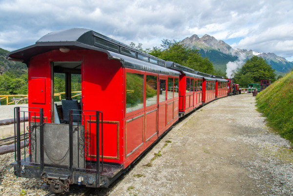 Ceea ce intareste senzatia ca aici se termina lumea cunoscuta este Trenul “Capatul Lumii”, care plimba vizitatorii pe o distanta de 5 km, prin interiorul rezervatiei. E un tren cu aburi, un fel de mocanita, care strabate pufaind plaiurile Tarii de Foc